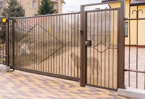 Купить ворота из профлиста с элементами ковки, с металлическими столбами в рамке или под дерево в Ступино от 158190 руб